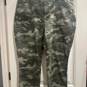 Old Navy Women's Green Camo Pants